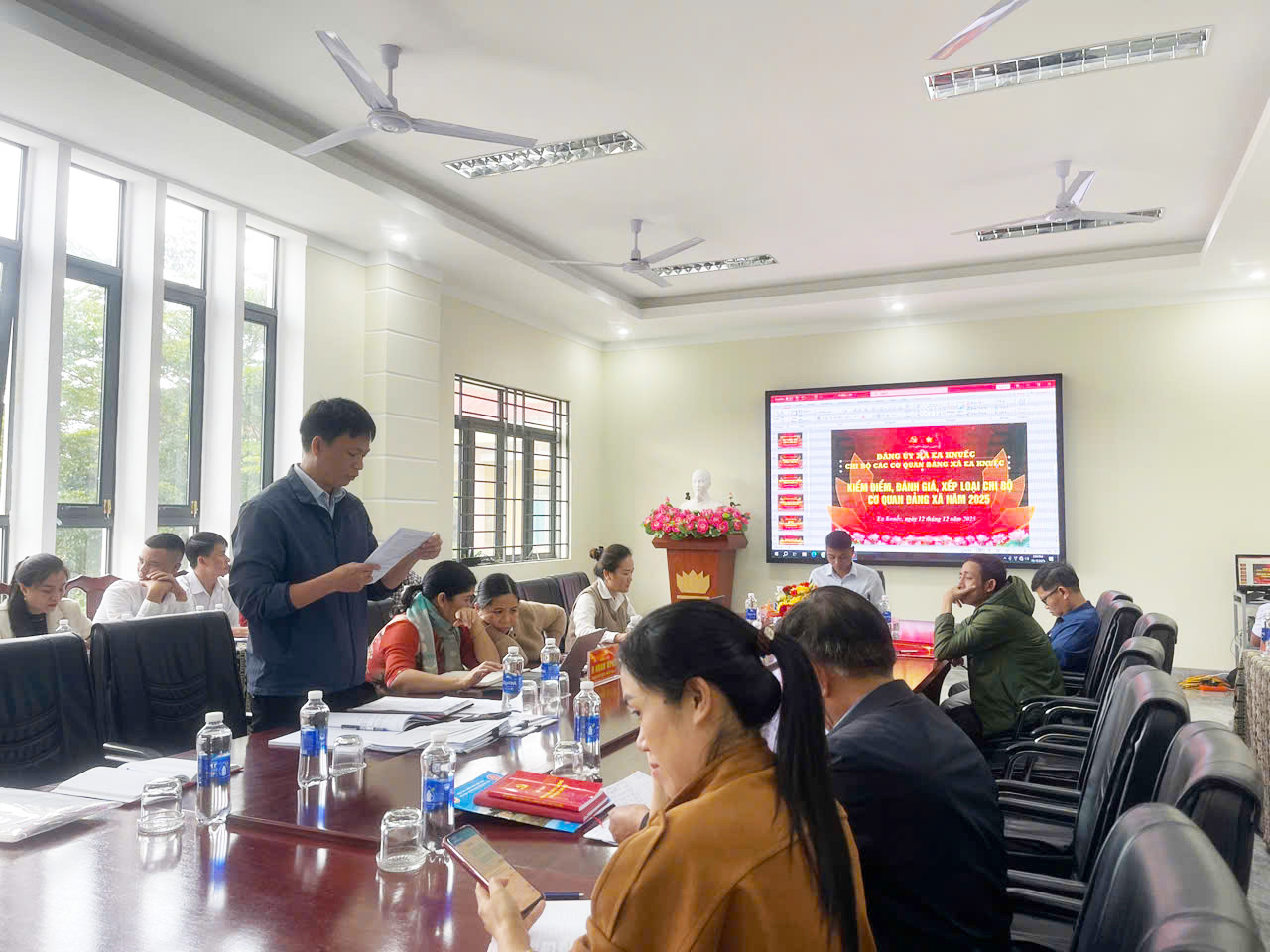 CHI BỘ CÁC CƠ QUAN ĐẢNG XÃ EA KNUẾC TỔ CHỨC HỘI NGHỊ KIỂM ĐIỂM, ĐÁNH GIÁ, XẾP LOẠI TỔ CHỨC ĐẢNG VÀ ĐẢNG VIÊN NĂM 2025